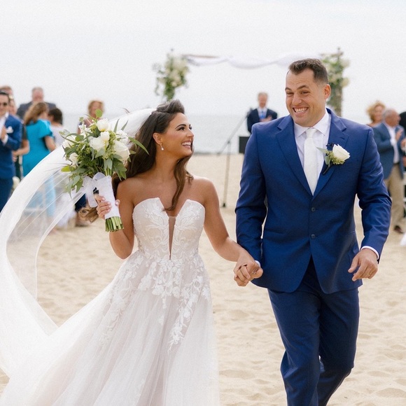 BEAUTIFUL BRIDAL GOWN!! - Picture 4 of 7